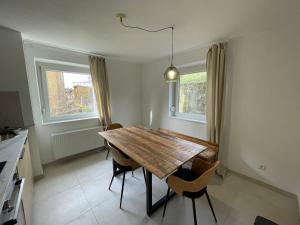 une salle à manger avec une table et des chaises en bois dans l'établissement Stilvolles Apartment,3SZ,Einzelbetten,Legoland,Ulmer Münster,bis6P, à Blaustein