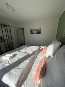 due letti uno accanto all'altro in una stanza di Stilvolles Apartment,Familien und Gruppen,3SZ,Legoland,Ulmer Münster,bis6P a Blaustein