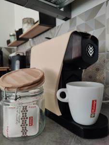 una cafetera sentada en un mostrador junto a una taza de café en Carré d'Or - Studio lumineux à 5 minutes de la plage, en Niza