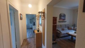 ein Wohnzimmer mit Sofa und Tisch in der Unterkunft Cozy 2-room apartment in Hohendorf