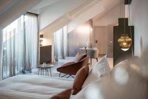 a hotel room with a large bed and two tables at Gius La Diffusa in Caldaro