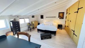 a bedroom with a bed and a table in it at Charmante villa dans le centre village in Ars-en-Ré
