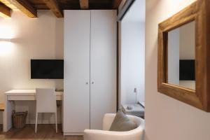 a living room with a mirror and a desk at Affittacamere CASA DOLCE CASA SAN DANIELE in San Daniele del Friuli