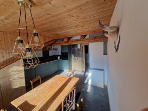 Una cocina con una mesa de madera en una habitación. en Patrizer Haus in Bergbauerndorf, en Cazis