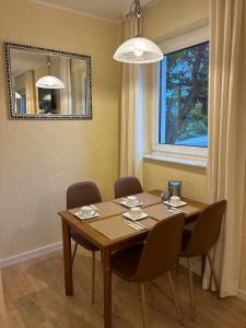 バート・エーンハウゼンにあるarador CITY Hotelのダイニングルーム(椅子、鏡付)