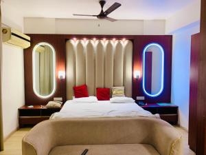 una camera con un grande letto e due specchi di Neelkanth Guest house a Karwi