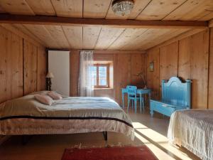 un dormitorio con una cama y un escritorio en una habitación en Patrizer Haus in Bergbauerndorf, en Cazis