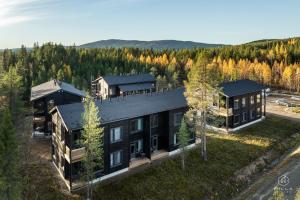 an aerial view of a large house in the woods at Levin Lyhty Bria by Hilla Villas in Kittilä