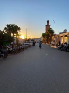 una calle con motocicletas aparcadas al borde de la carretera en Villa HMR ⵥ, en El Ksiba
