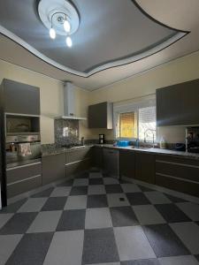 cocina grande con suelo a cuadros en Villa HMR ⵥ, en El Ksiba