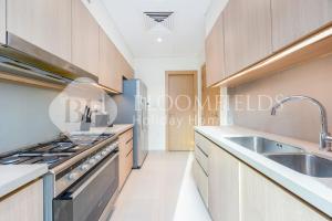 eine Küche mit Spüle und Herd in der Unterkunft Bloomfields 2BR Villa Beach Access Fujairah in Fudschaira