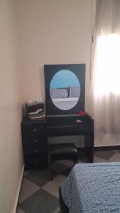 1 dormitorio con escritorio y silla junto a la cama en Villa HMR ⵥ, en El Ksiba 9 fotos más