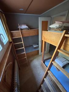 an overhead view of a room with bunk beds at Swiss Horizon-Gruppenhaus Mullern, vielseitiges Haus für Familien, Gruppen, Seminare und Gemeinschaft in Mollis