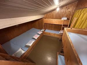 an overhead view of a cabin with two bunk beds at Swiss Horizon-Gruppenhaus Mullern, vielseitiges Haus für Familien, Gruppen, Seminare und Gemeinschaft in Mollis +2 photos