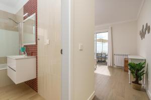 un bagno con lavandino e specchio di Villa Pargo Green by Madeira Dream Stays a Ponta do Pargo Altre 48 foto