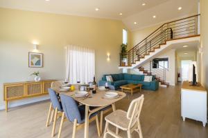 una sala da pranzo e un soggiorno con tavolo e sedie di Villa Pargo Green by Madeira Dream Stays a Ponta do Pargo