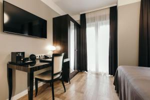 a hotel room with a desk and a bed at Hotel Borg by Keahotels in Reykjavík +90 photos