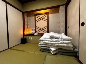 um quarto com uma pilha de toalhas e um espelho em Artist Village Apartments Kochi em Kochi mais 81 fotografias