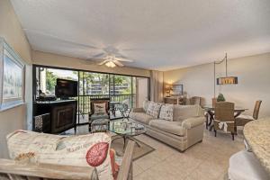 un soggiorno con un divano e un tavolo di Midnight Cove II 224F a Siesta Key