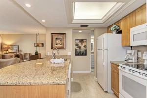 una cucina con un frigorifero bianco e un piano di lavoro di Midnight Cove II 224F a Siesta Key