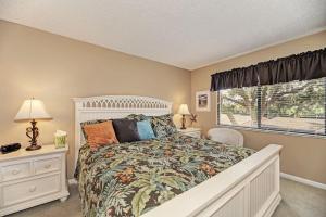 una camera da letto con un letto grande e una finestra di Midnight Cove II 224F a Siesta Key Altre 72 foto