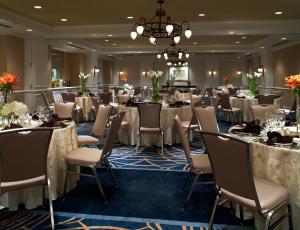 una sala de banquetes con mesas, sillas y una lámpara de araña en Kimpton Hotel Monaco Seattle by IHG, en Seattle