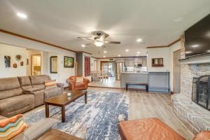 Posezení v ubytování Family-Friendly Tulsa Suburb Home By Parks and River