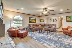 Posezení v ubytování Family-Friendly Tulsa Suburb Home By Parks and River