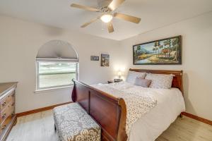 Postel nebo postele na pokoji v ubytování Family-Friendly Tulsa Suburb Home By Parks and River