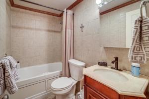 Koupelna v ubytování Family-Friendly Tulsa Suburb Home By Parks and River + 19 fotografií