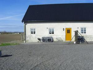 un edificio blanco con una mesa y sillas delante en Awesome Home In Löderup With Two Bedrooms And Wifi, en Sandby