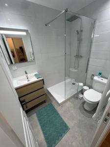 a bathroom with a shower and a toilet and a sink at Maison idéale famille, 6 pers - Disney 15 min in Quincy-Voisins
