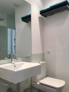 マラガにあるSuncity Ismo Arquitecturaの白いバスルーム(洗面台、トイレ付)