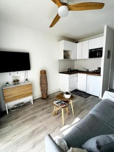 Kuchyň nebo kuchyňský kout v ubytování Charmant studio vue mer et port