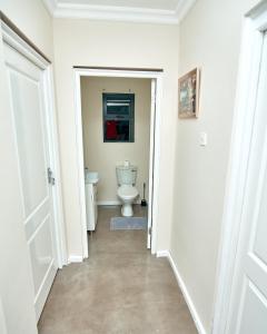 ルサカにあるEstate Apartmentsの廊下(白いバスルーム内のトイレ付) +30枚の写真