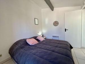 - une chambre avec un grand lit et 2 oreillers roses dans l'établissement Mais 3 pièces 6 couchages SAINT CYPRIEN SC010-013, à Saint Cyprien Plage