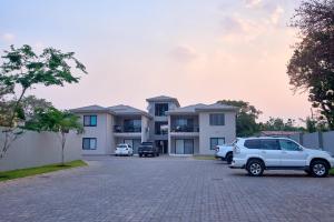 ルサカにあるEstate Apartmentsの車道駐車の大家