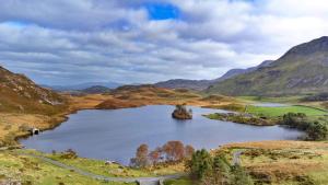 einem großen See inmitten eines Berges in der Unterkunft Finest Retreats - Pandy Traditional Yurt in Penmaen Pool