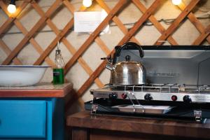 einen Wasserkocher auf dem Herd in der Unterkunft Finest Retreats - Pandy Traditional Yurt in Penmaen Pool