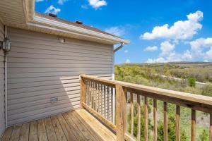 ein Haus mit Terrasse und Aussicht in der Unterkunft Ozark Mountain Overlook - Views in Branson
