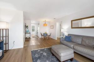 ein Wohnzimmer mit Sofa und Tisch in der Unterkunft Ozark Mountain Overlook - Views in Branson