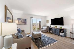 ein Wohnzimmer mit Sofa und Fernseher in der Unterkunft Ozark Mountain Overlook - Views in Branson + 15 Fotos