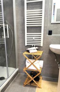 a bathroom with a shower and a sink and towels at Moderne Wohnung in Siegen in Siegen
