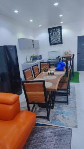 Μια τηλεόραση ή/και κέντρο ψυχαγωγίας στο Maison avec piscine