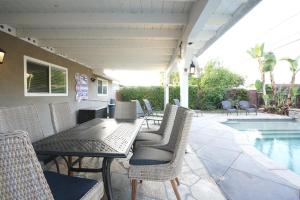 Bazén v ubytování Nostalgic PoolJacuzzi Home: GameRm1.8 Mi 2Disney nebo v jeho okolí