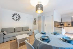 un salon avec une table et un canapé dans l'établissement Chalets De L’arriutort - Laruns, à Laruns