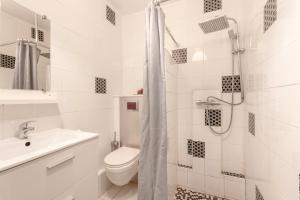 une salle de bains blanche avec toilettes et lavabo dans l'établissement Chalets De L’arriutort - Laruns, à Laruns 12 autres photos