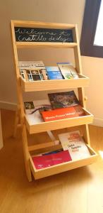 LagosにあるCastillo De Lagosの本と黒板が詰まった本棚