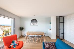 eine Küche und ein Esszimmer mit Tisch und Stühlen in der Unterkunft Logement exceptionnel, sur plage in Trélévern + 9 Fotos