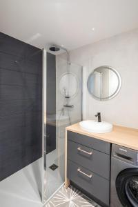 ein Badezimmer mit Waschbecken und Dusche in der Unterkunft Logement exceptionnel, sur plage in Trélévern